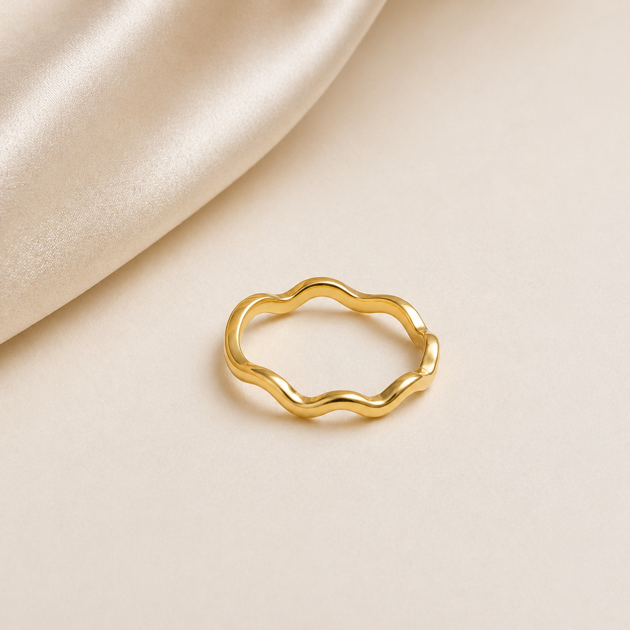 Célinor Wave Ring – Vergoldeter Wellenring | Minimalistischer Goldring mit modernem Design für Damen