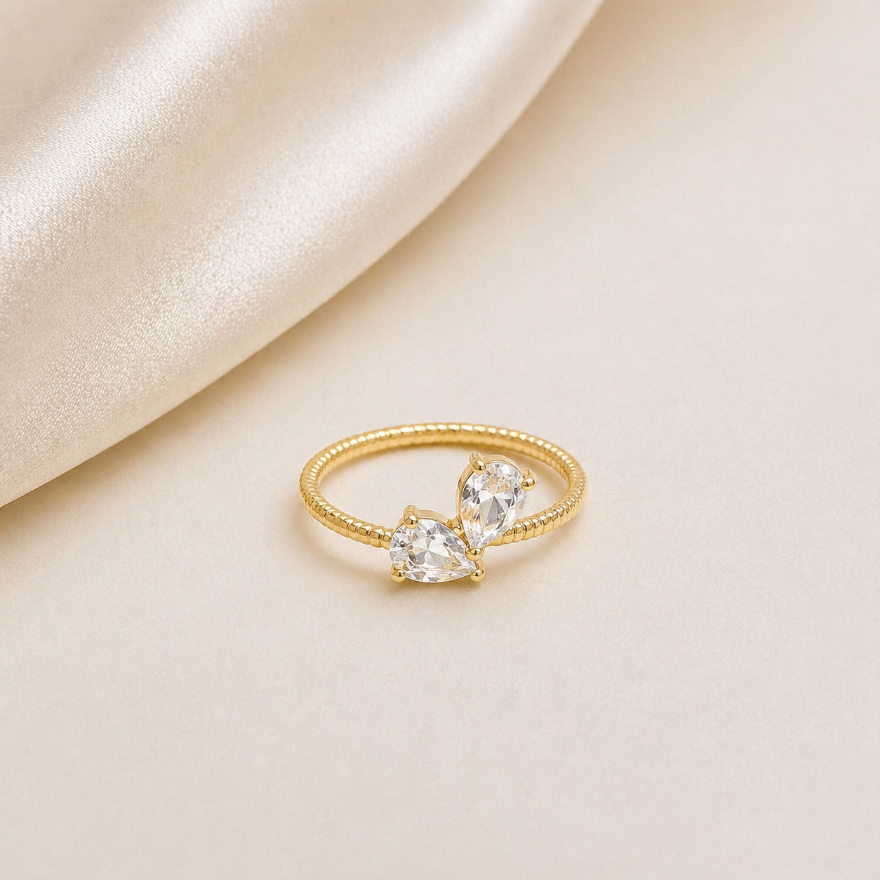 Célinor „Duo Éclat“ Ring – Goldener Doppel-Tropfen Zirkonia Ring mit funkelnden Steinen