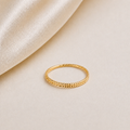 Célinor „Lumière Fine“ Ring – Filigraner Gold Struktur Ring für elegantes Stacking