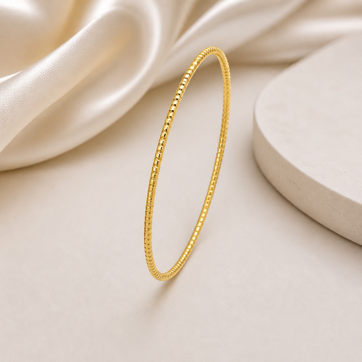 Célinor Luxe Struktur Armreif – Filigraner Gold Bangle mit edlem Glanz