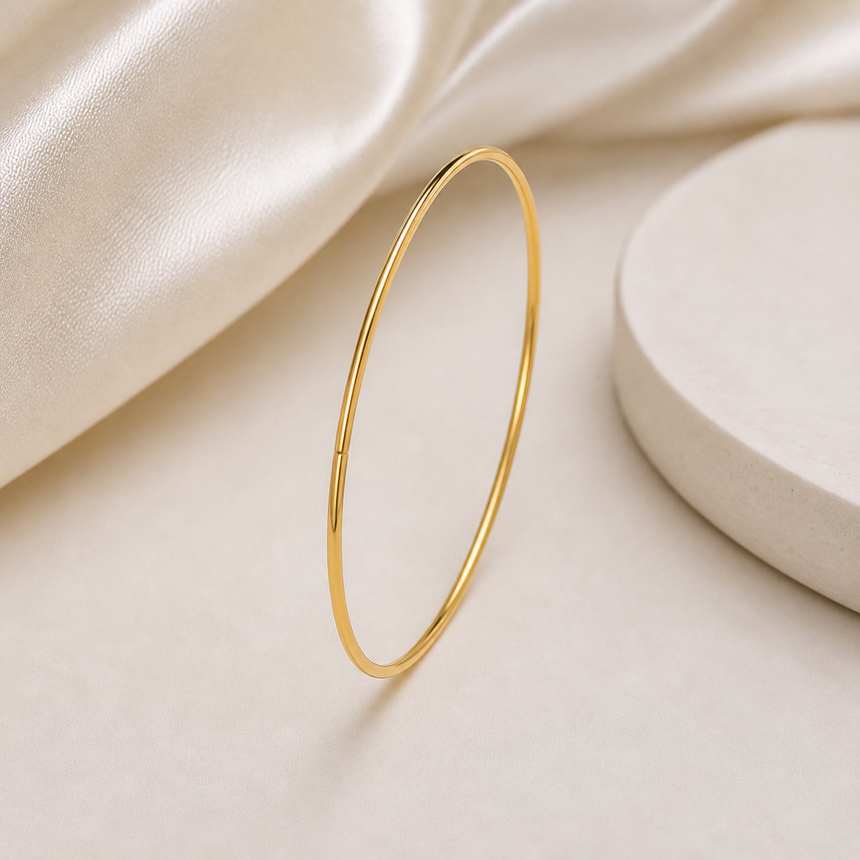 Célinor Classic Armreif – Minimalistischer Gold Bangle in zeitloser Eleganz