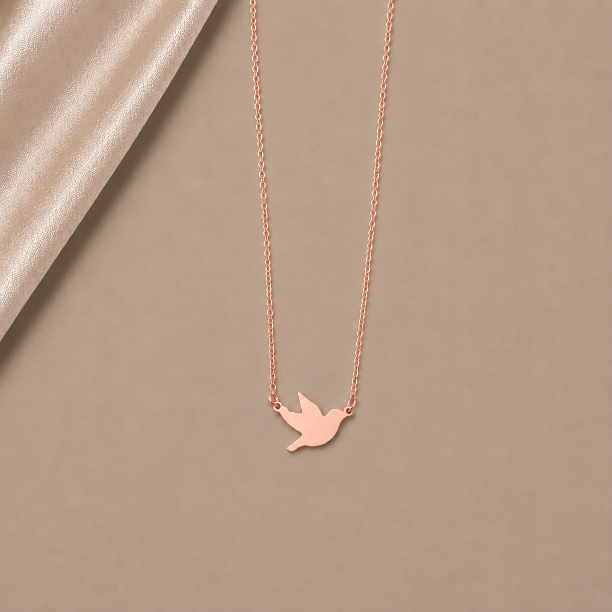 Célinor Dove – Elegante Tauben Halskette in Gold, Rosegold & Silber